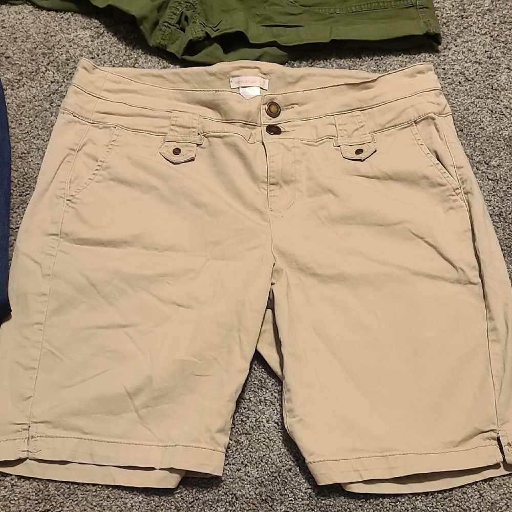 ❤️Stylish Women's Shorts in Green and Tan - Picture 7 of 13